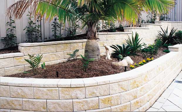Retaining wall planter